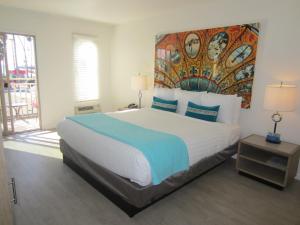 Cama o camas de una habitación en Carousel Beach Inn