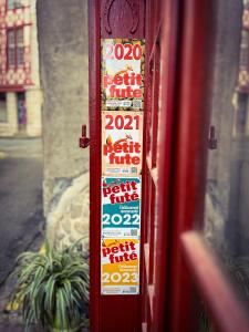 a sign on the door of a red door at Maison d'hôtes City Break MIRADOUR in Bayonne