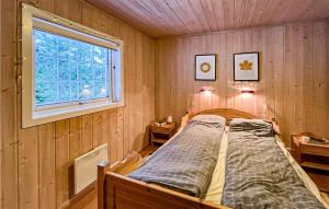 4 Bedroom Stunning Home In Hemsedal في هيمسيدال: غرفة نوم مع سرير في غرفة مع نافذة