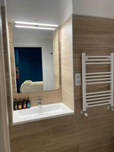 W łazience znajduje się umywalka i lustro. w obiekcie Apartamento Opera Suite AIDA Madrid Palacio Real w Madrycie