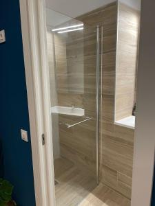 W łazience znajduje się szklana kabina prysznicowa i umywalka. w obiekcie Apartamento Opera Suite AIDA Madrid Palacio Real w Madrycie