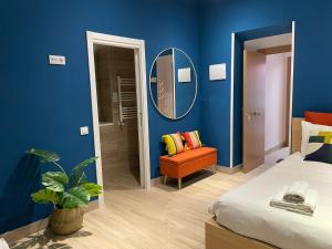 Pokój z łóżkiem, lustrem i krzesłem w obiekcie Apartamento Opera Suite AIDA Madrid Palacio Real w Madrycie