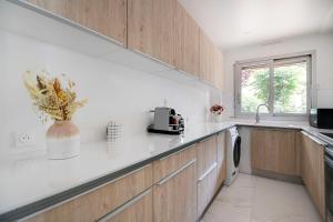 una cocina con encimeras blancas y fregadero en Paris 15 Elegance & Terrace, en París
