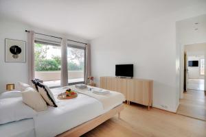 Televízia a/alebo spoločenská miestnosť v ubytovaní Elegant apartment - 2BR-6P - Tour Eiffel
