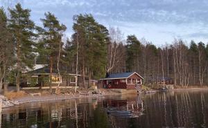 イマトラにあるHostel Ukonlinnaの水上の小屋