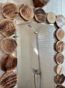 een badkamer met een douche en houtblokken aan de muur bij Let Us Surf in Agadir
