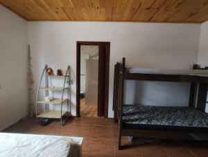 a bedroom with a bunk bed and a closet at Recanto Kamei-Piscina climatizada in São Roque