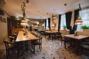 un restaurante con mesas y sillas en una habitación en Park Hotel, en Świdnica