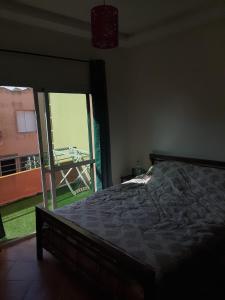 傑迪代的住宿－Duplex Riad Sidi Bouzid，一间卧室设有一张床,享有阳台的景色