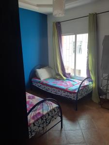 Kama o mga kama sa kuwarto sa Duplex Riad Sidi Bouzid