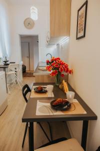 une petite table avec un vase de fleurs sur elle dans l'établissement Apartment Latte, à Budapest