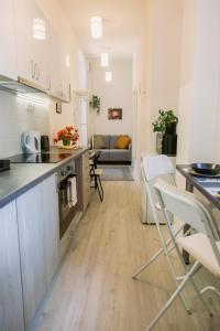 - cucina e soggiorno in un appartamento di Apartment Latte a Budapest
