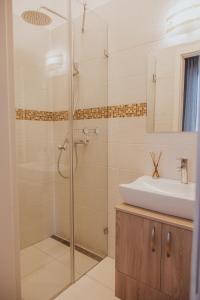 bagno con doccia e lavandino di Apartment Latte a Budapest