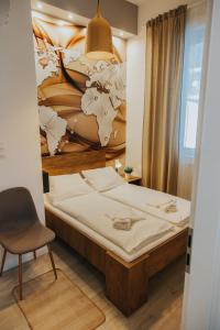 una camera con letto e sedia di Apartment Latte a Budapest
