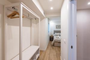 um quarto com um closet e um quarto com uma cama em Moderno Apartamento em Marbella