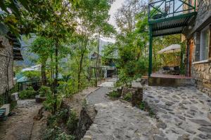 Neemrana's Glasshouse on the Ganges外面的花园