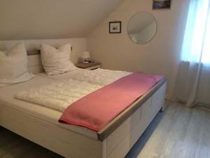 Un pat sau paturi într-o cameră la Ferienwohnung Möwennest