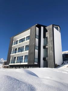 ein Gebäude mit Schnee davor in der Unterkunft New Gudauri View in Gudauri