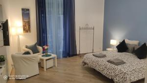 ナポリにあるBorgo di San Gennaroのベッドルーム1室(ベッド1台、テーブル、椅子付)