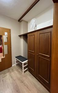 um quarto com um armário com uma ventoinha e um banco em Bel'vue em Lienz