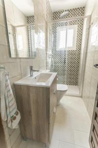 łazienka z umywalką, toaletą i oknem w obiekcie Canovas Nerja - Nueva Nerja - Pueblo Andaluz 94 w mieście Nerja
