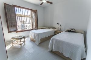 sypialnia z dwoma łóżkami i oknem w obiekcie Canovas Nerja - Nueva Nerja - Pueblo Andaluz 94 w mieście Nerja +28 zdjęć