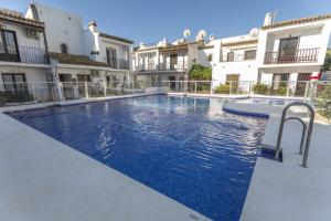Bazén v ubytování Canovas Nerja - Nueva Nerja - Pueblo Andaluz 91 nebo v jeho okolí