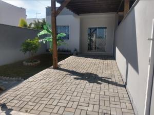 um pátio de uma casa com um passadiço de tijolos em Casa de Praia Balneário Piçarras em Piçarras