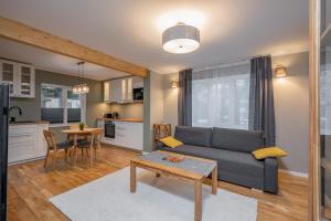 uma sala de estar com um sofá e uma mesa em Loode lux with sauna em Tartu