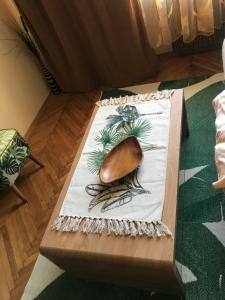 een houten tafel met een houten lepel op een tafel bij Apartament Drochaczyński in Ostrów Wielkopolski