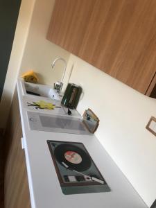 un comptoir de cuisine avec une photo de lecteur de disques dans l'établissement Apartament Drochaczyński, à Ostrów Wielkopolski