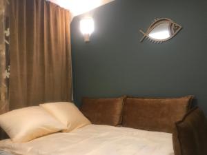 Schlafzimmer mit einem Bett und einem Wandspiegel in der Unterkunft Apartament Drochaczyński in Ostrowo