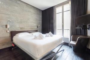 sypialnia z dużym białym łóżkiem i telewizorem w obiekcie Peaceful apartment - 1BR-4P - Passy-Trocadéro w Paryżu