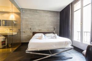 sypialnia z dużym łóżkiem i przeszklonym prysznicem w obiekcie Peaceful apartment - 1BR-4P - Passy-Trocadéro w Paryżu