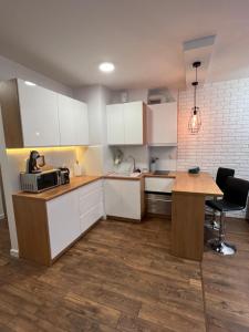 Kuchnia lub aneks kuchenny w obiekcie Sosnowe Apartamenty - Marina