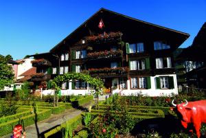 Κήπος έξω από το Hotel Chalet Swiss