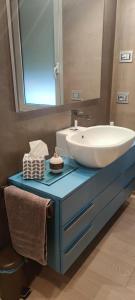 La salle de bains est pourvue d'un lavabo et d'un miroir. dans l'établissement BB Art Wine & Suite, à Imola