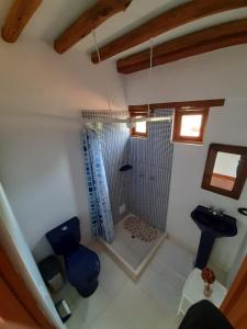 ein Bad mit einer Dusche, einem WC und einem Waschbecken in der Unterkunft Caba-glamping La Fortuna de Luna in Villa de Leyva