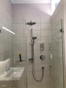 y baño con ducha y lavamanos. en Haus Christina - Romantik Suite en Bürs