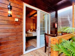 Zimmer mit einer Tür, die zu einem Schlafzimmer führt in der Unterkunft La Vie Woods- couples/families only in Calangute