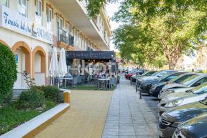 parking z samochodami zaparkowanymi obok budynku w obiekcie Koti Rentals - Albatros w mieście Benalmádena
