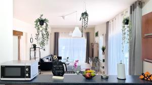eine Küche mit einer Theke und einer Mikrowelle in einem Zimmer in der Unterkunft Melanos Sea View Apartment in Paphos City