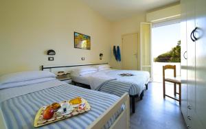 A bed or beds in a room at Hotel Baltic