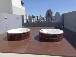 2 bañeras grandes en el techo de un edificio en san telmo sos hermoso en Buenos Aires