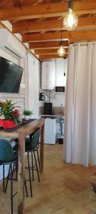 eine Küche mit einem Tisch und Stühlen sowie ein Esszimmer in der Unterkunft Corredera Travel 5 in Córdoba