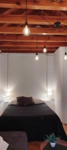 ein Schlafzimmer mit einem großen Bett mit Lichtern darauf in der Unterkunft Corredera Travel 5 in Córdoba