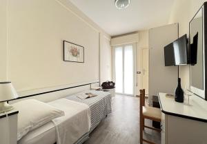 A television and/or entertainment centre at Hotel Baltic