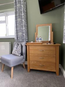 Marshpools Bed & Breakfast - Licensed near Weobley village的电视和/或娱乐中心