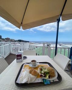 ein Tablett mit einem Teller Essen auf dem Tisch in der Unterkunft FELLINI SUITES Lungomare near the sea in Catania