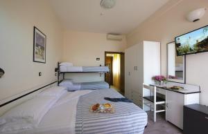 A bed or beds in a room at Hotel Baltic